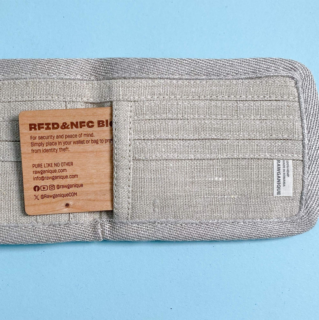RFID-blocking card made of natural wood