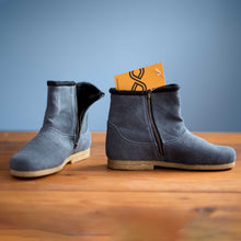 Load image into Gallery viewer, vegan winter boots